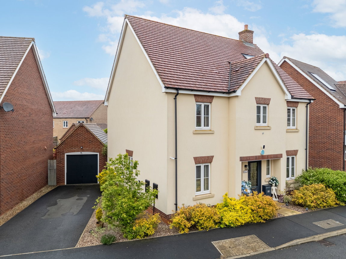 Cannock Crescent, NN14 2WG