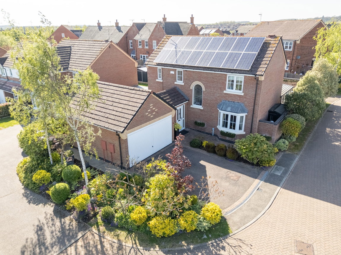 Farnborough Close, NN18 8PW