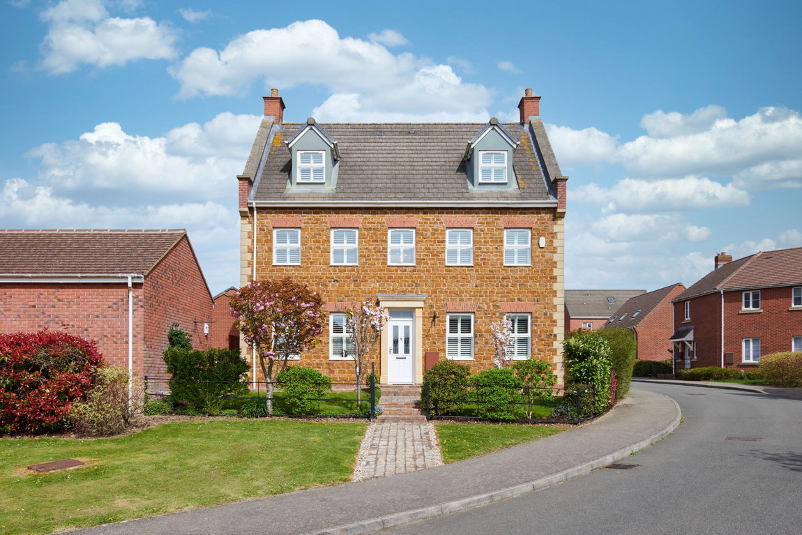 Oakwood Close, NN14 2GQ